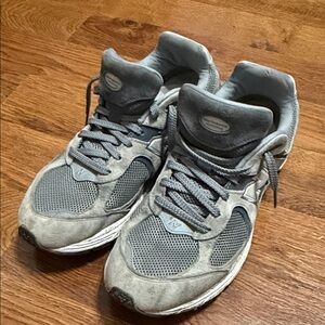 New Balance 2002R athletic shoes - Comfortable Everyday Running Shoes